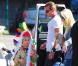Kingston en costume d'indien, profite d'Halloween avant l'heure avec son père Gavin Rossdale et Gwen Stefani. Los Angeles, le 13 octobre 2012.