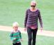 Naomi Watts et Liev Schreiber jouent au foot avec leur fils Samuel à New York, le 17 octobre 2012.