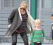 Naomi Watts et Liev Schreiber jouent au foot avec leur fils Samuel à New York le 17 octobre 2012.