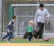 Liev Schreiber joue au foot avec leur fils Samuel à New York, le 17 octobre 2012.