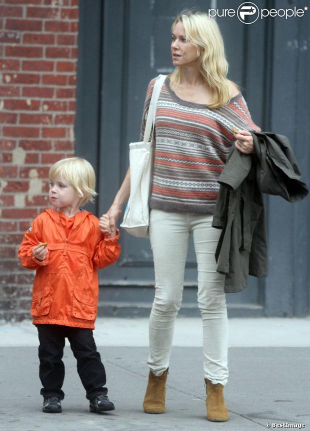 Naomi Watts et son fils Samuel dans les rues de New York le 15 octobre 2012.