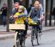 Liev Schreiber et Naomi Watts font du vélo avec leurs enfants Samuel et Alexander dans les rues de New York le 10 octobre 2012.