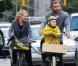 Liev Schreiber et sa femme Naomi Watts font du vélo avec leurs enfants Samuel et Alexander à New York le 10 octobre 2012.