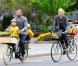 Liev Schreiber et Naomi Watts font du vélo avec leurs fils Samuel et Alexander dans les rues de New York le 10 octobre 2012.