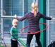 Naomi Watts en famille improvise une démonstration de hula hoop à New York, le 17 octobre 2012.