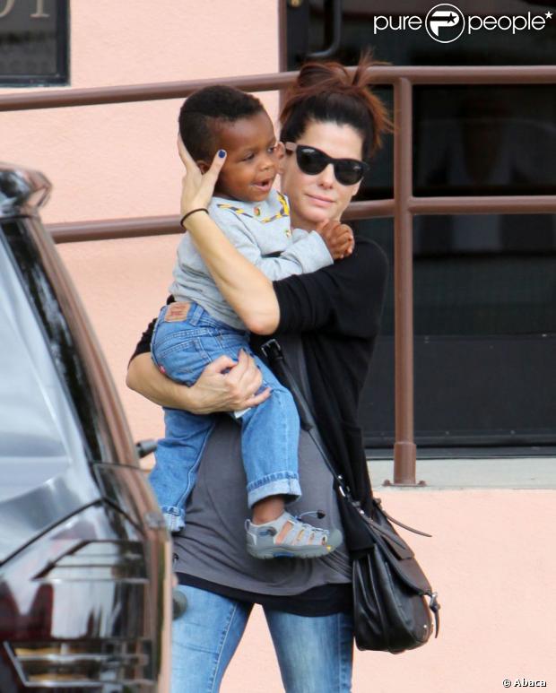 Sandra Bullock et son petit garçon Louis à Los Angeles le 18 octobre 2012.