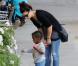 Sandra Bullock est une adorable maman avec son fils adoptif Louis à Los Angeles le 18 octobre 2012.