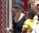 Sandra Bullock va chercher son fils Louis à la sortie de son école à Los Angeles le 8 mai 2012.