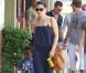  Sandra Bullock emmène son fils Louis faire quelques achats chez les antiquaires à Los Angeles, le 28 avril 2012.  