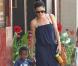 Sandra Bullock emmène son charmant fils Louis faire quelques achats chez des antiquaires à Los Angeles le 28 avril 2012.