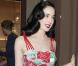 Dita Von Teese vous habille pour mieux se déshabiller...