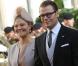 La princesse Victoria et le prince Daniel de Suède sortant de la cathédrale Notre-Dame de Luxembourg où le prince Guillaume et Stéphanie de Lannoy viennent de se marier, le 20 octobre 2012.