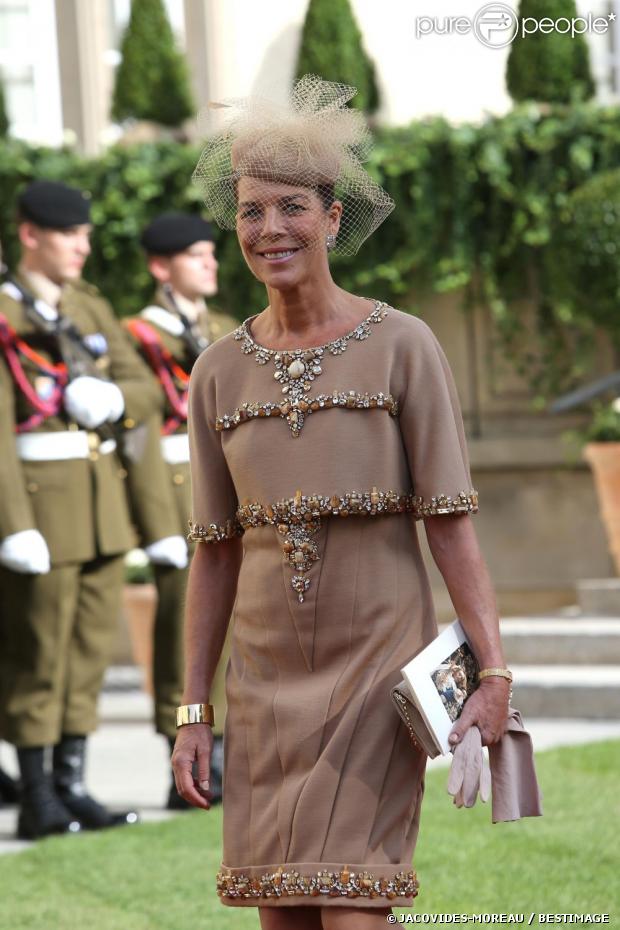 La princesse Caroline de Hanovre sortant de la cathédrale Notre-Dame de Luxembourg où le prince Guillaume et Stéphanie de Lannoy viennent de se marier, le 20 octobre 2012.