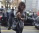 Un look de ville féminin et sexy boosté par un sac Tod's Signature pour la splendide Bérénice Marlohe à Paris.