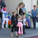 Angelina Jolie : Shopping d'Halloween avec ses enfants Shiloh, Knox et Vivienne