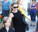 Angelina Jolie emmène trois de ses enfants faire du shopping pour Halloween le 28 octobre 2012 à Sherman Oaks en Californie dans le magasin Party City : l'aînée Shiloh affiche son look de garçon manqué