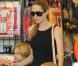 Angelina Jolie emmène trois de ses enfants faire du shopping pour Halloween le 28 octobre 2012 à Sherman Oaks en Californie dans le magasin Party City