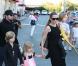 Angelina Jolie emmène trois de ses enfants faire du shopping pour Halloween le 28 octobre 2012 à Sherman Oaks en Californie dans le magasin Party City