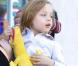 Angelina Jolie emmène trois de ses enfants faire du shopping pour Halloween le 28 octobre 2012 à Sherman Oaks en Californie dans le magasin Party City : Knox ne veut plus quitter son crocodile