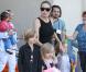 Angelina Jolie emmène trois de ses enfants faire du shopping pour Halloween le 28 octobre 2012 à Sherman Oaks en Californie dans le magasin Party City