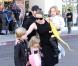 Angelina Jolie emmène trois de ses enfants faire du shopping pour Halloween le 28 octobre 2012 à Sherman Oaks en Californie dans le magasin Party City