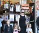 Angelina Jolie emmène trois de ses enfants faire du shopping pour Halloween le 28 octobre 2012 à Sherman Oaks en Californie dans le magasin Party City