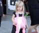 Angelina Jolie emmène trois de ses enfants faire du shopping pour Halloween le 28 octobre 2012 à Sherman Oaks en Californie dans le magasin Party City : la petite Vivienne a trouvé une licorne
