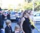 Angelina Jolie emmène trois de ses enfants faire du shopping pour Halloween le 28 octobre 2012 à Sherman Oaks en Californie dans le magasin Party City