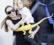 Angelina Jolie emmène trois de ses enfants faire du shopping pour Halloween le 28 octobre 2012 à Sherman Oaks en Californie dans le magasin Party City : elle porte dans ses bras son fils Knox
