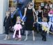 Angelina Jolie emmène trois de ses enfants faire du shopping pour Halloween le 28 octobre 2012 à Sherman Oaks en Californie dans le magasin Party City : elle porte dans ses bras son fils Knox