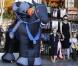 Angelina Jolie emmène trois de ses enfants faire du shopping pour Halloween le 28 octobre 2012 à Sherman Oaks en Californie dans le magasin Party City : elle porte dans ses bras son fils Knox