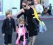 Angelina Jolie emmène trois de ses enfants faire du shopping pour Halloween le 28 octobre 2012 à Sherman Oaks en Californie dans le magasin Party City : elle porte dans ses bras son fils Knox, tandis que Shiloh, l'aînée, tient la main de la petite Vivienne