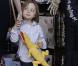 Angelina Jolie emmène trois de ses enfants faire du shopping pour Halloween le 28 octobre 2012 à Sherman Oaks en Californie dans le magasin Party City : elle porte dans ses bras son fils Knox