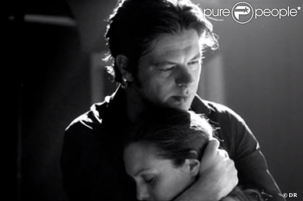 Benjamin Biolay -  Aime mon amour  - octobre 2012. Un clip de et avec Karole Rocher.