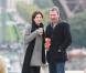 Delphine Chanéac complice avec Chris Vance lors d'un shooting photo.