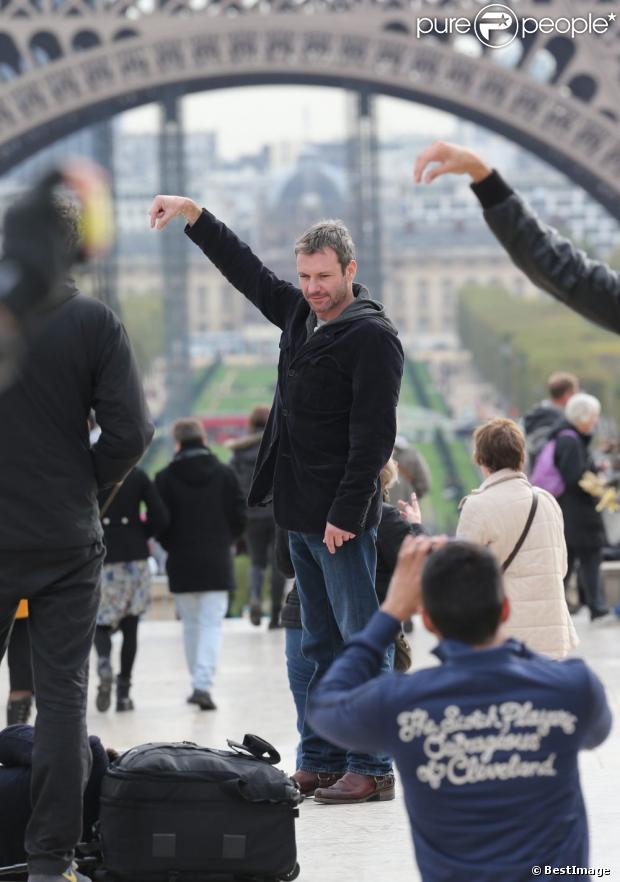 Delphine Chanéac et Chris Vance font un shooting photo pour la série de M6  Le transporteur  à Paris le 29 octobre 2012. Les acteurs ont posé Place Vendôme, place de la Concorde, sur le pont Alexandre III et sur la place du Trocadéro devant la tour Eiffel. - photos Purepeople