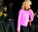 Gwen Stefani, très sexy, ressemble à un personnage de  Grease  avec une balle dans la tête à la soirée Halloween de Jonathan Ross à Londres, le 31 octobre, 2012.