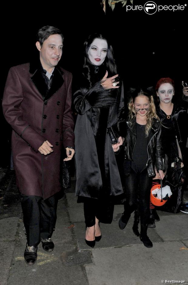 Kate Moss, sa fille Lila Grace, et son mari Jamie Hince à la soirée Halloween de Jonathan Ross à Londres, le 31 octobre 2012.