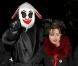 Tim Burton en lapin effrayant Helena Bonham Carter à la soirée Halloween de Jonathan Ross à Londres, le 31 octobre 2012.