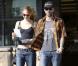  Adam Levine se promenant avec sa compagne Behati Prinsloo, superbe représentante de Victoria's Secret, à Los Angeles le 31 octobre 2012. 