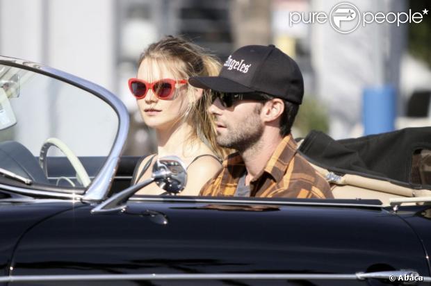 Adam Levine au volant de sa Porsche 356 avec sa compagne Behati Prinsloo, superbe représentante de Victoria's Secret, à Los Angeles le 31 octobre 2012.