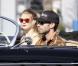  Adam Levine au volant de sa Porsche 356 avec sa compagne Behati Prinsloo, superbe représentante de Victoria's Secret, à Los Angeles le 31 octobre 2012. 