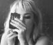 Miranda Kerr, superbe en blond platine, dans les coulisses d'un shooting mode pour Vogue Italie