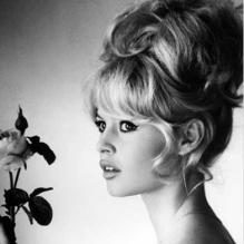 Brigitte Bardot est courtisée pour incarner la James Bond Girl d'<em>Au Service de sa Majesté</em>.