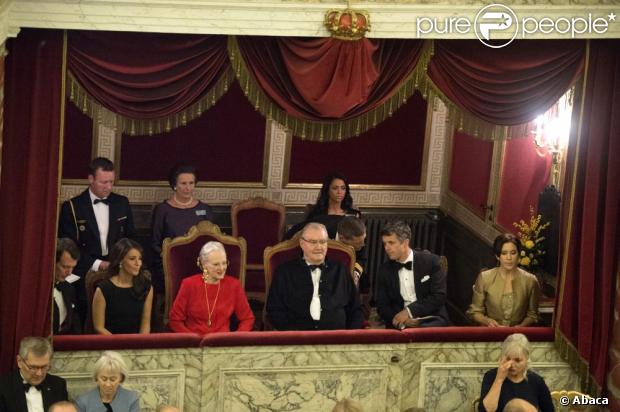 Joachim, Marie, Margrethe II, Henrik, Frederik et Mary de Danemark aux premières loges le 6 novembre 2012 au palais de Fredensborg pour le traditionnel concert annuel en l'honneur de la vie entrepreneuriale du pays.
