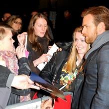 Ewan McGregor parle aux fans lors de l'avant-première britannique de The Impossible au BFI Imax de Londres, le 19 novembre 2012.
