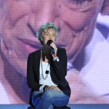 Véronique Jannot - Enregistrement de l'émission Vivement Dimanche à Paris le 10 octobre 2012. Sur l'album <em>Tout doux</em>, Véronique chante un duo viturel avec Henri Salvador.