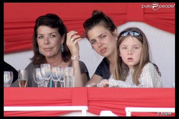 La princesse Caroline et ses deux filles Charlotte et Alexandra