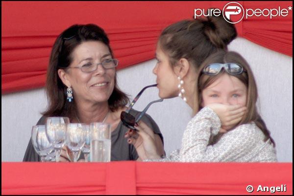 La princesse Caroline et ses deux filles Charlotte et Alexandra