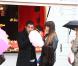 EXCLU - Photo ne pouvant être reproduite - David et Siam de Qui veut épouser mon fils ?, saison 2, au marché de Noël des Champs-Elysées à Paris en novembre 2012 à Paris